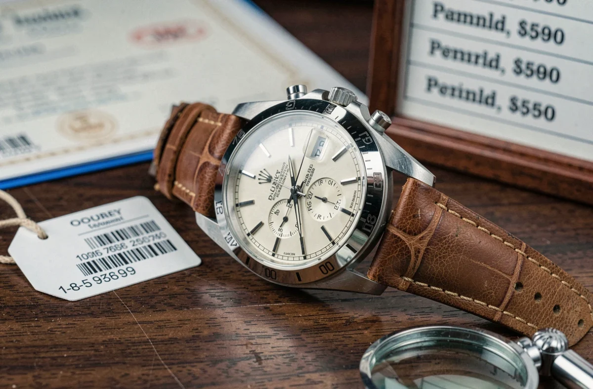 Gros plan d'une Rolex Day-Date d'occasion avec loupe et étiquette de prix chez un revendeur